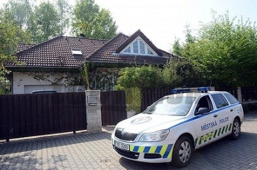 Dom Ivety Bartošovej strážili policajti. 