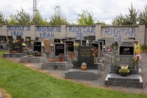 Vandali takto zneuctili cintorín, na ktorom sa nachádza aj hrob Rychtářovej rodiny. 