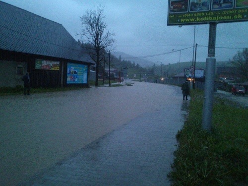 V obci Zuberec sa vylial miestny potok
