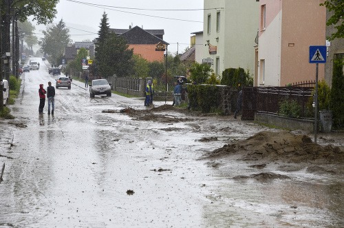 Povodňová situácia v meste Kežmarok, kde rozvodnený Ľubický potok zaplavil časť mesta. 