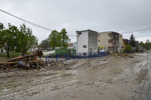Povodňová situácia v meste Kežmarok, kde rozvodnený Ľubický potok zaplavil časť mesta