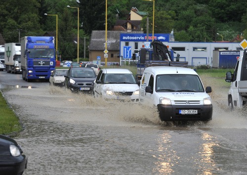 Vyliata voda z rieky Torysa obmedzuje dopravu v Prešove.