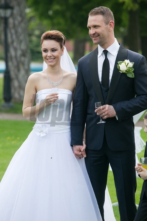 Tomáš Maštalír a Dominika Kavaschová sa onedlho v seriáli Chlapi neplačú vezmú.