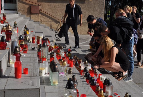 Študenti na pamiatku zapaľujú pred školou sviečky