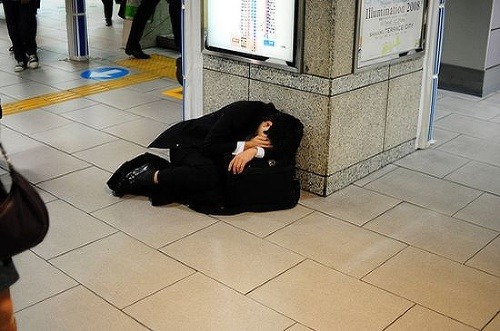 FOTO spitých Japoncov je