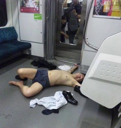 FOTO spitých Japoncov je