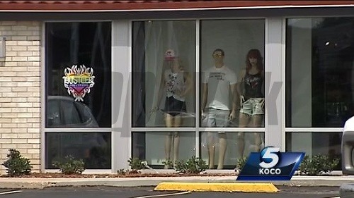 Figuríny vo výklade spôsobila