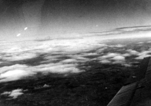 30. jún 1954, Seljord - nórsky filmár Raun Conradi natočil odraz okna zaliateho slnkom. Niektorí ľudia tvrdili, že je to UFO