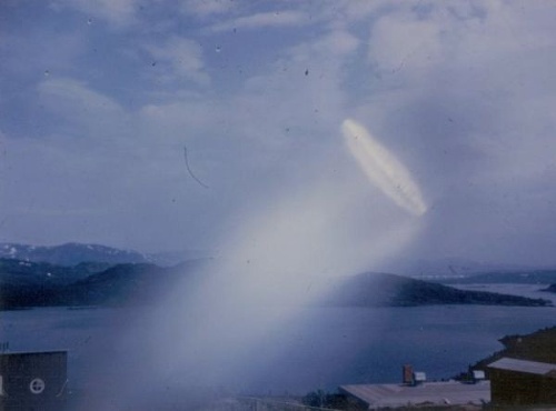 24. júl 1957, pobrežie Nórska - americká turistka Felton Barrettová fotila fjordy.  Jeden záber pokazil odraz z jej diamantového prsteňa, ktorý vyzeral ako lietajúci tanier