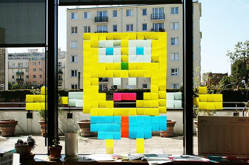 SpongeBob na kancelárskom okne.