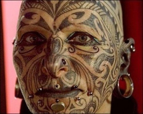 Extrémne pírsingy a tetovania