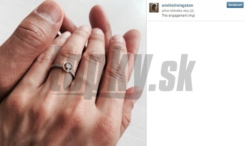Emilie Livingston sa na sociálnej sieti Instagram pochválila fotkou snubného prsteňa. 
