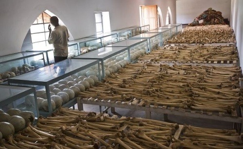 Kosti tých, ktorí boli zabití v dedine Nyarubuye na východe Rwandy