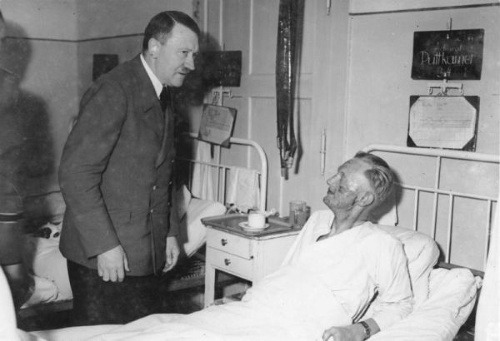 Hitler na návšteve zraneného kontradmirála Puttkamera