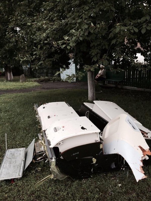 Úlomok lietadla pristál takmer na záhrade jedného domu