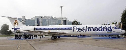 Presne to isté lietadlo používali v rokoch 2007 až 2009 futbalisti Realu Madrid