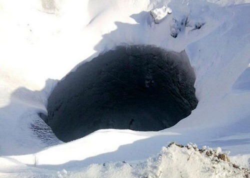 Kráter z poloostrova Taymyr má priemer asi 4 metre a môže byť hlboký až 100 metrov