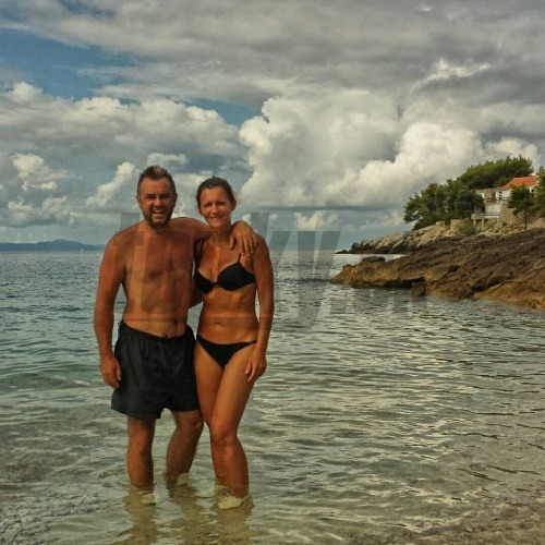Jožo Pročko sa na sociálnej sieti Facebook pochválil fotkou z dovolenky, na ktorej pózuje spolu so svojou manželkou Adou. 