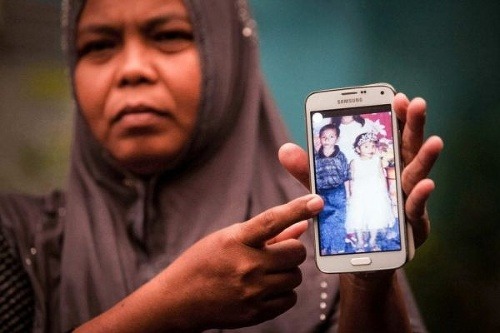 Matka ukazuje na mobile dcéru a syna Afira