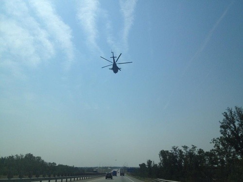 Svedkovia hovoria, že konvoj sprevádzajú dve helikoptéry