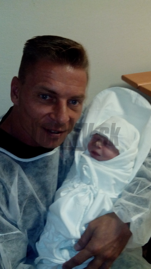 Lukáš Hoffman s novorodeným synčekom Deniskom v náručí. 