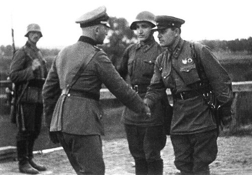 Nemeckí a sovietski vojaci si podávajú ruky po poľskej invázii