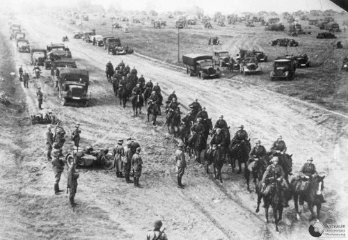 Nemecká kavaléria a motorizované jednotky vstupujú do Poľska z východného Pruska