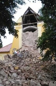Zrútená kostolná veža v