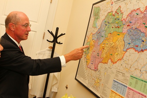 Veľvyslanec ukazuje, kde všade už na Slovensku bol, čo dokazujú aj zapichnuté spinky na mape