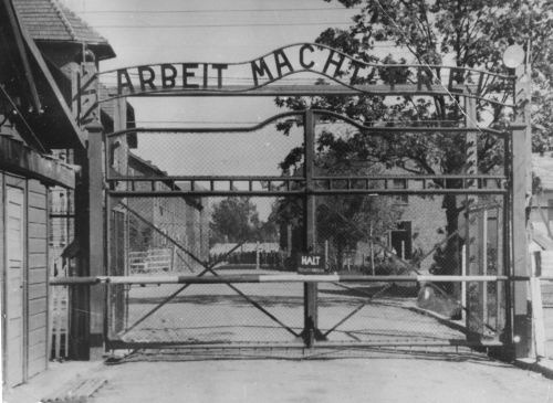 Vstupná brána do Auschwitzu a neslávne známa veta, ktorá sa týčila nad bránami mnohých koncentrákov