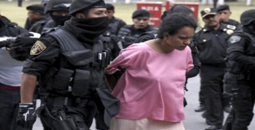 Mariu del Carmen Garcia Rios odvádzajú v putách