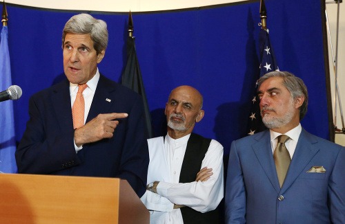 John Kerry (vľavo) hovorí