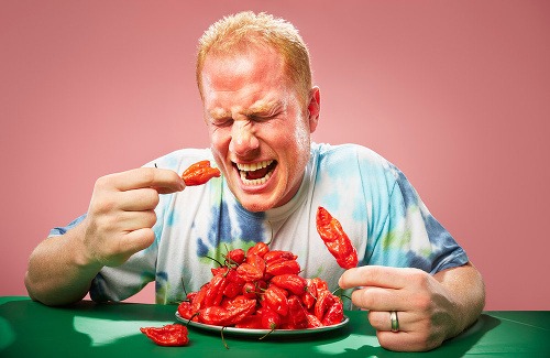 Jason McNabb dokáže zjesť za dve minúty najviac čili papričiek na svete