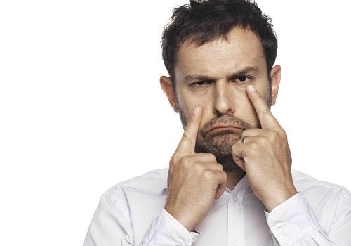 plakať – ukazovákmi rúk v odfotenej forme pohybuj po lícach striedavo zhora nahor a nezabudni na mimiku