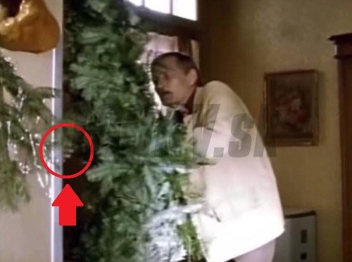 Všimli ste si niekedy vo filme Pelíšky, že stena o ktorú Kraus opiera vianočný stromček, tam vlastne vôbec nie je? Ako herec stromček pokladá k pomyselnej priečke, na zábere vidno ruku, ktorá ho pridržiava, aby nespadol. 