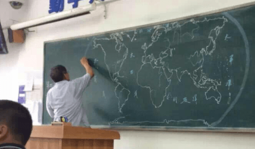 Čínsky učiteľ geografie svojich