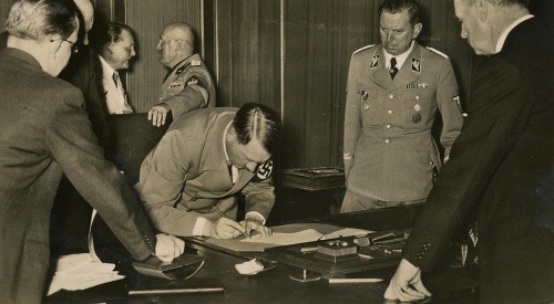 Hitler podpisuje Mníchovskú dohodu
