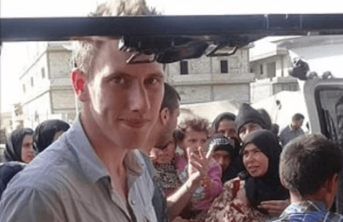 Humaniarny pracovník Peter Kassig, ktorého popravou sa jednotky IS vyhrážajú na videu s Alanom Henningom