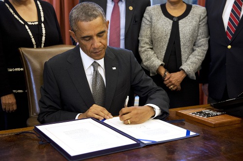 Barack Obama podpisuje zákon