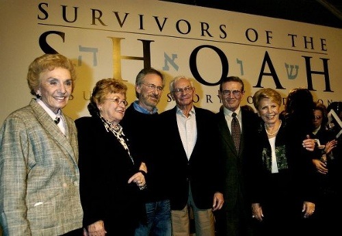 Steven Spielberg pózuje s preživšími Holokaustu