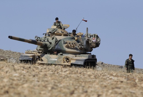 Turecké tanky pozorne strážia hranicu