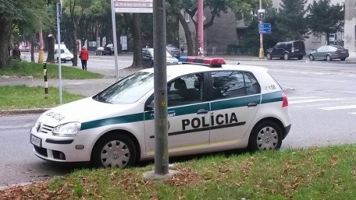 Policajti zaparkovali na chrapúňa