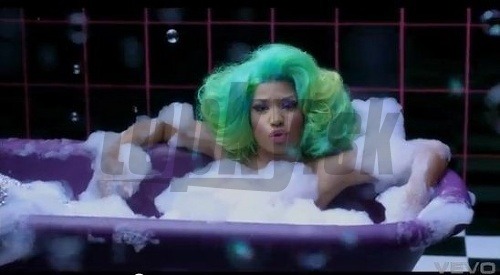 Vaňu s penou si k natáčaniu svojho videoklipu k piesni I am your leader vybrala aj Nicki Minaj. 