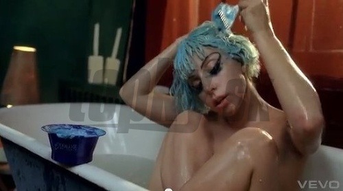 Lady Gaga sa okúpala vo videoklipe k piesni Marry the night. 