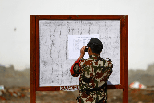 Nepálsky vojak fotí zoznam
