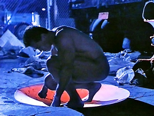 Arnold Schwarzenegger v úvodnej scénke z filmu Terminátor. Sajfa na sebe musí ešte zamakať.