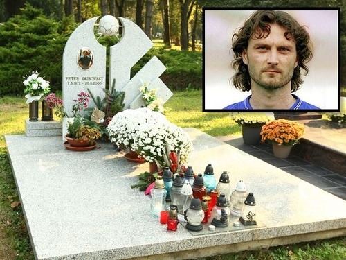 Vo veku 28 rokov tragicky zahynul futbalista Peter Dubovský (* 7. máj 1972 - † 23. jún 2000). Osudným sa mu stalo fotografovanie na dovolenke v Thajsku, kde padol zo skaly. Jeho hrob zdobí veľká lopta z kameňa a množstvo kvetov. 
