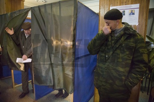 Voľby na Ukrajine sleduje