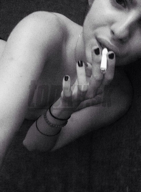 Ema sa zvečnila nahá s cigaretou v ruke.