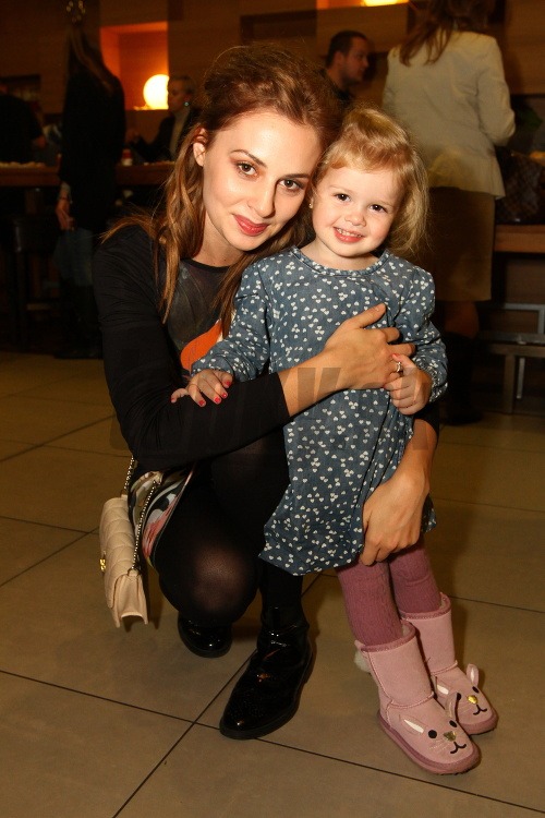 Najnovšie sa Čírová vrátila k svojej pôvodnej farbe a opäť je z nej brunetka. 